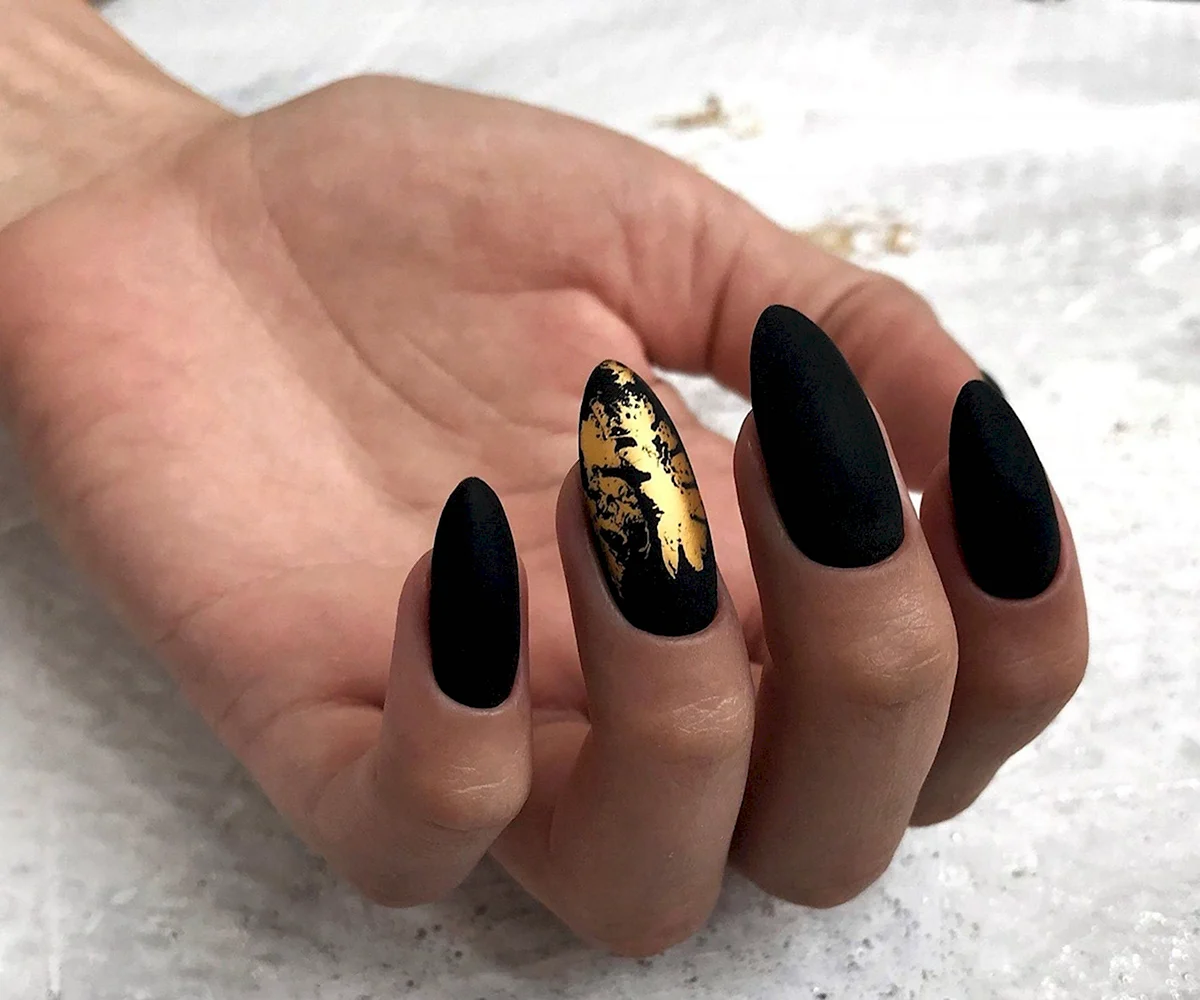 Чорні нігті з фольгою