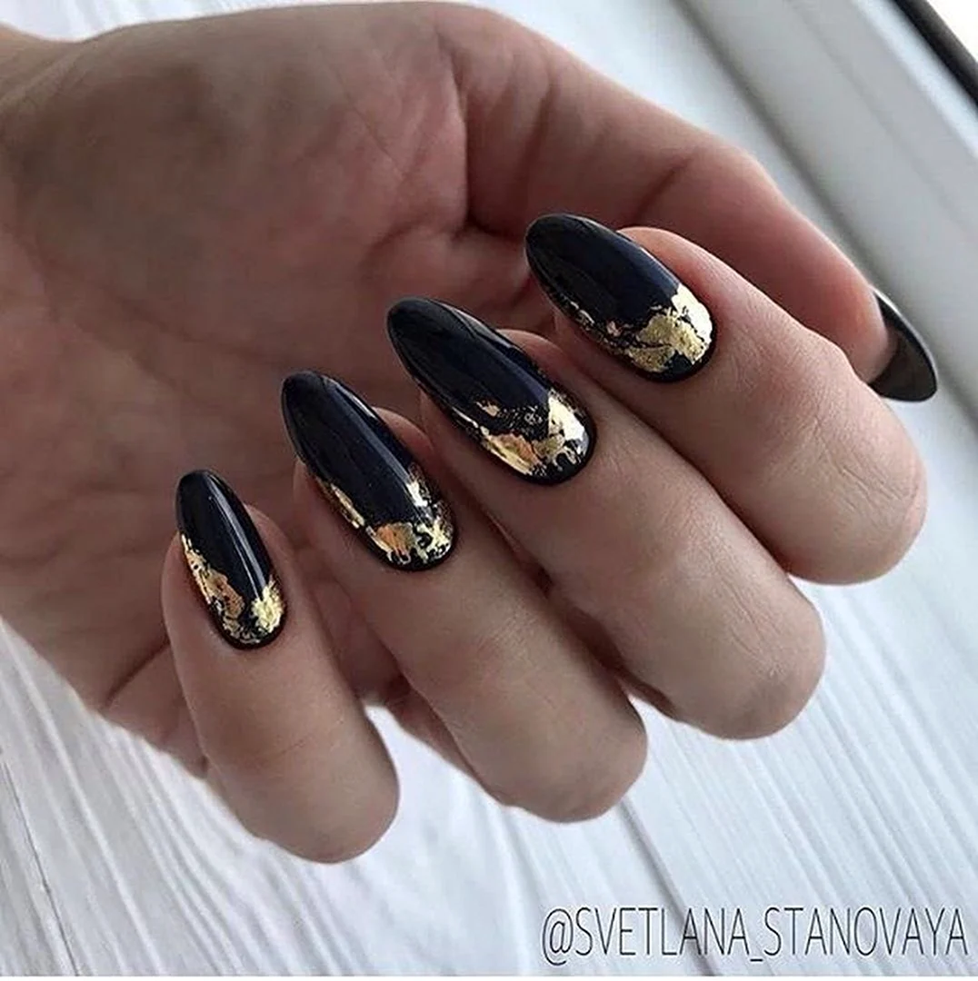 Чорний манікюр із фольгою