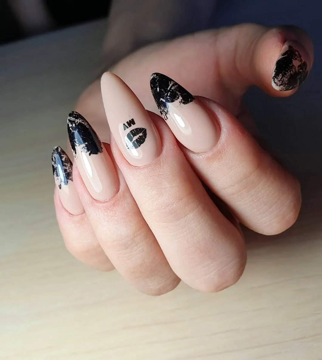 Чорний манікюр із фольгою