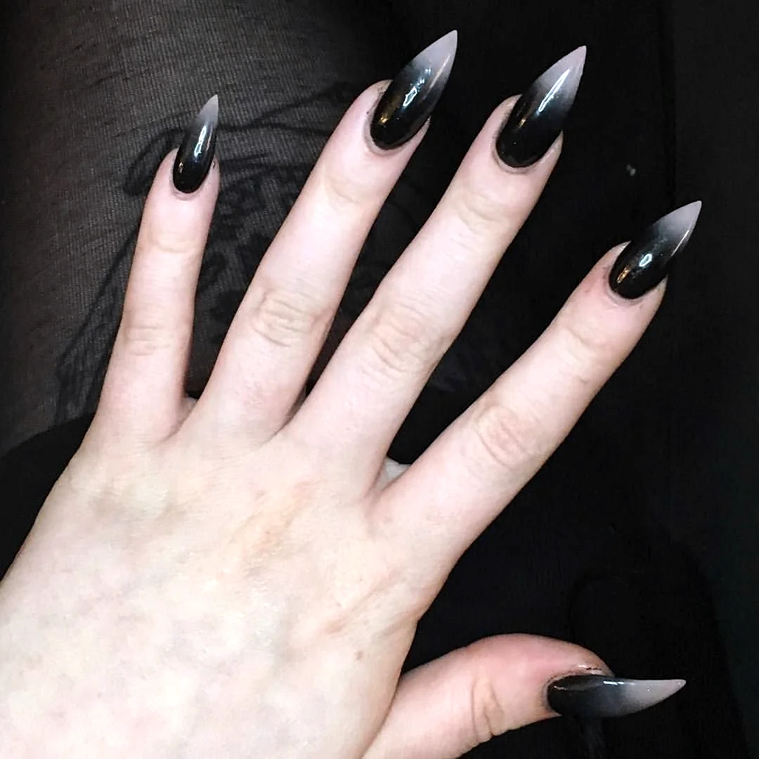 Манюкр гострий мигдаль чорний