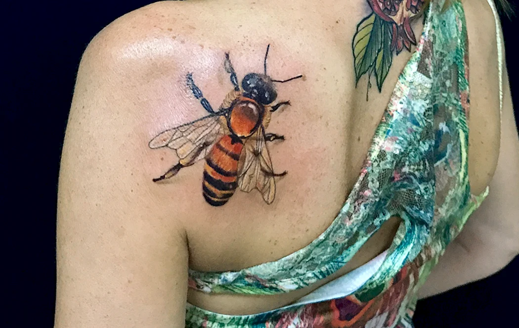 Тату пчела для девушек