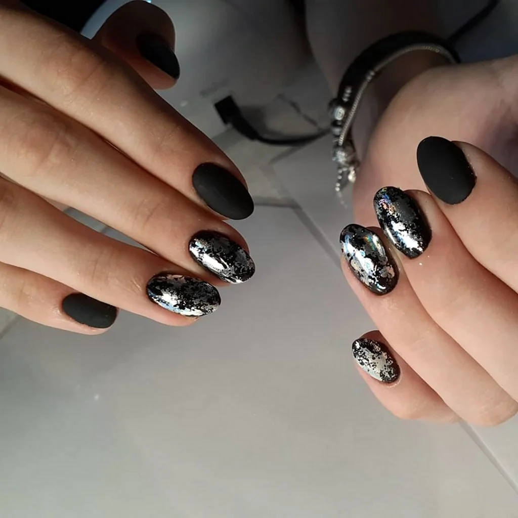 Чорний манікюр з фольгою срібло