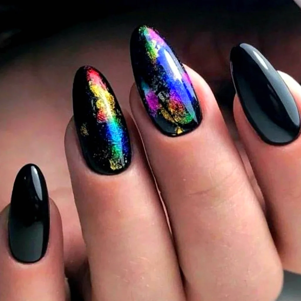 Нігті з кольоровою фольгою на чорному