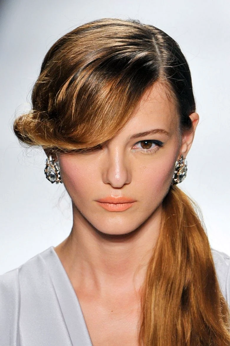 Зачіска з прямим проділом жіноча