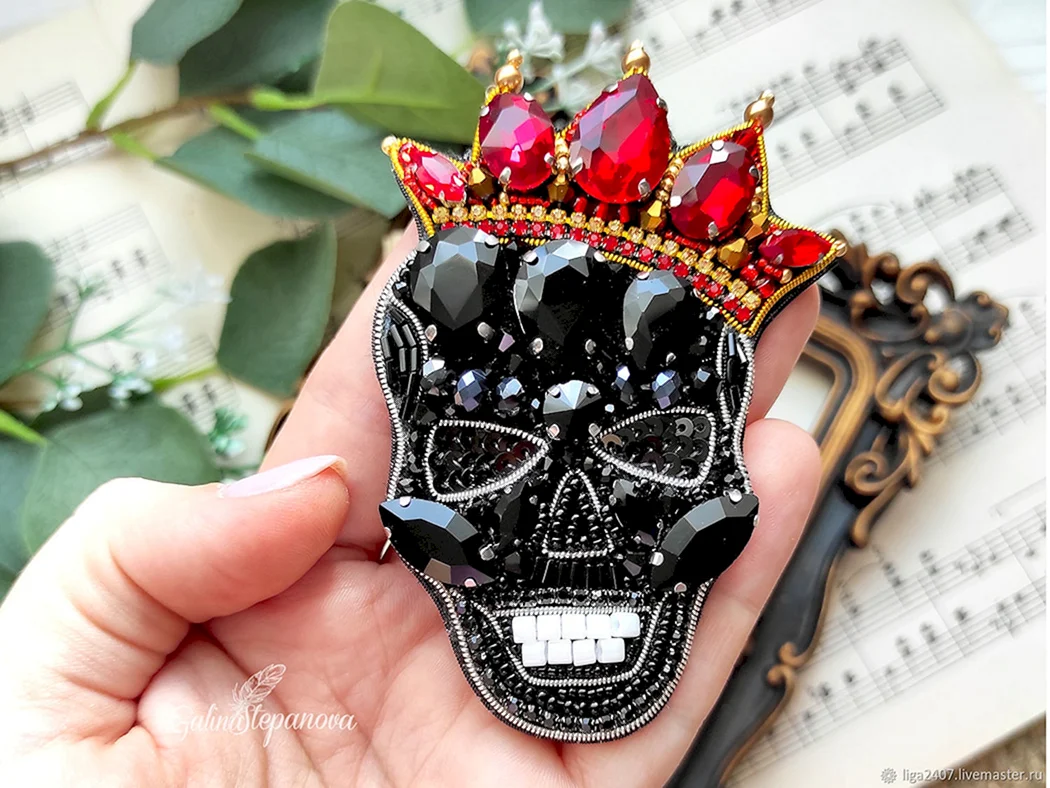 Брошка череп