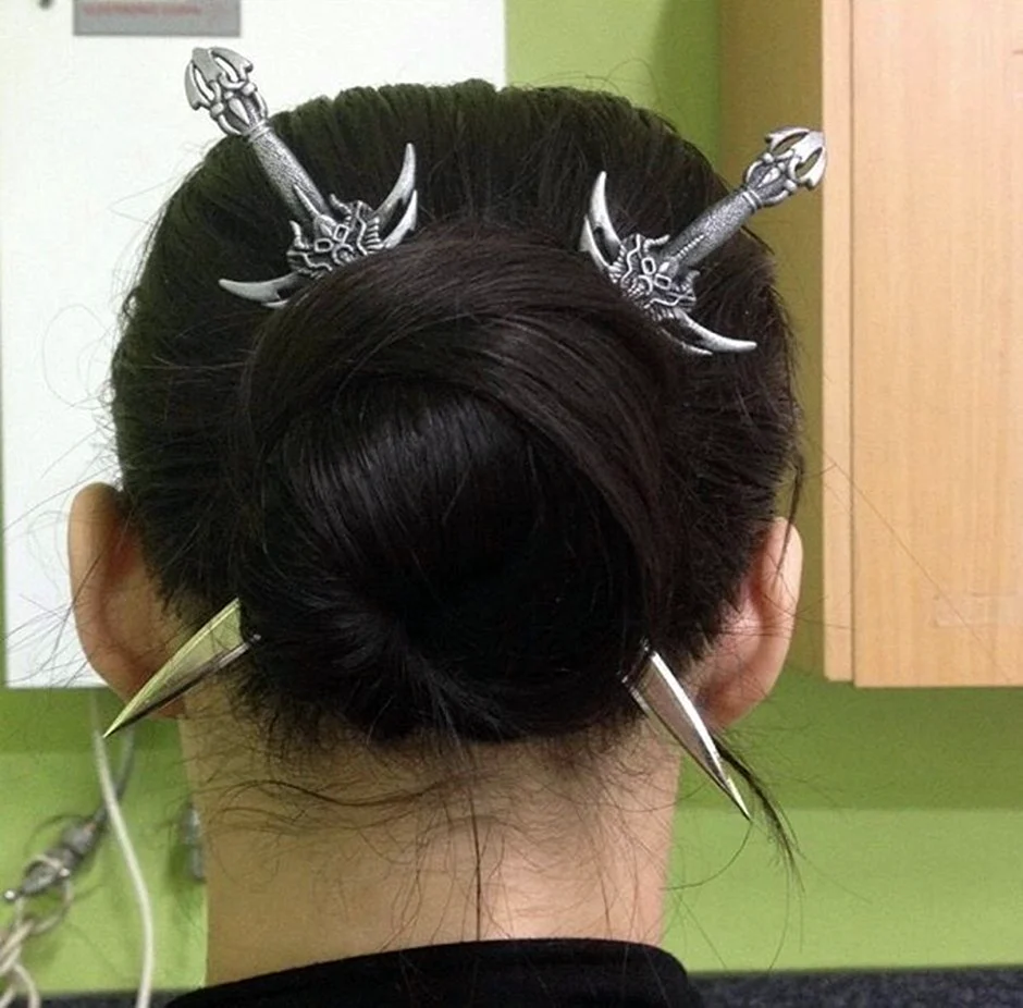 Китайська зачіска з паличками