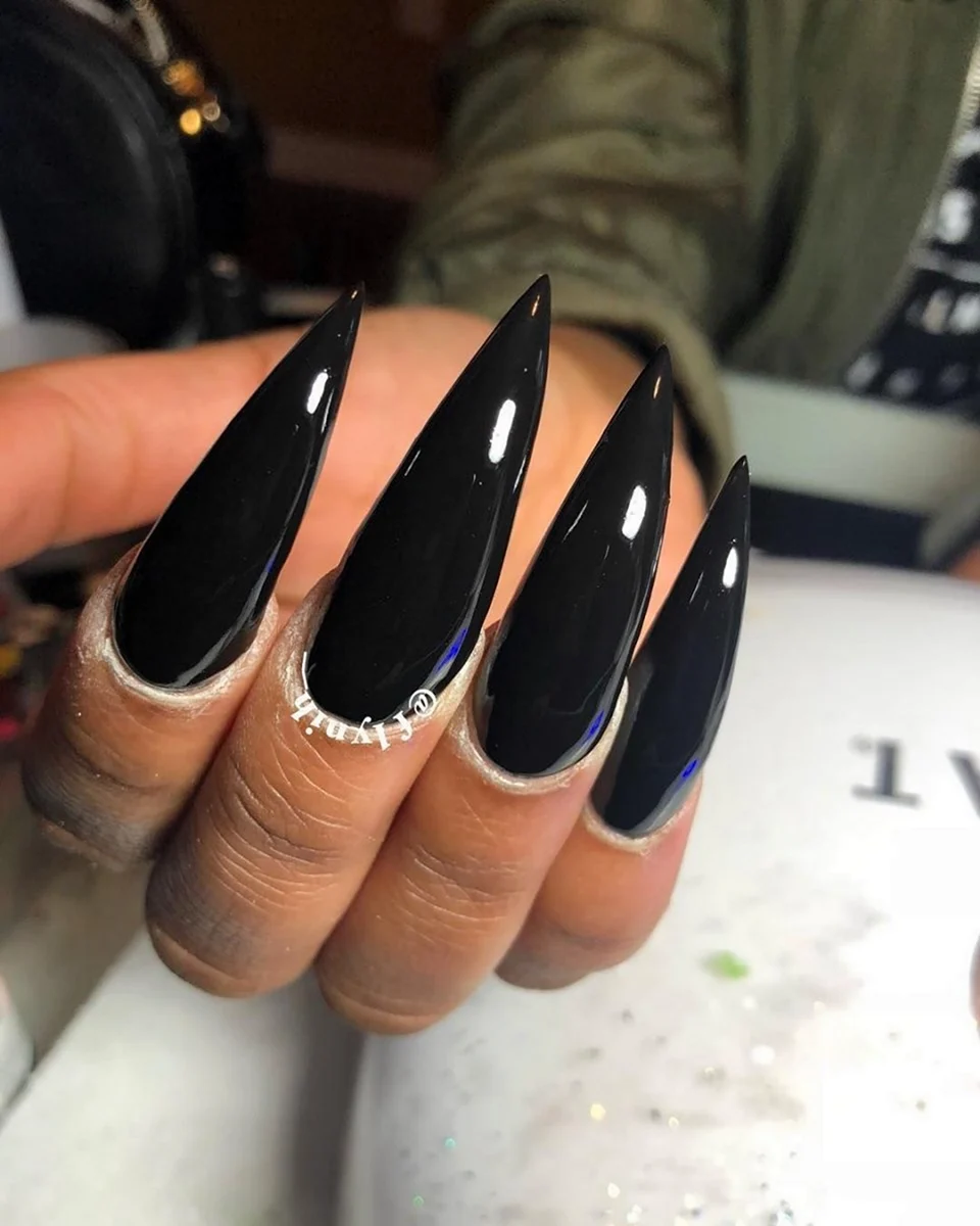 Чорний манікюр на довгі нігті