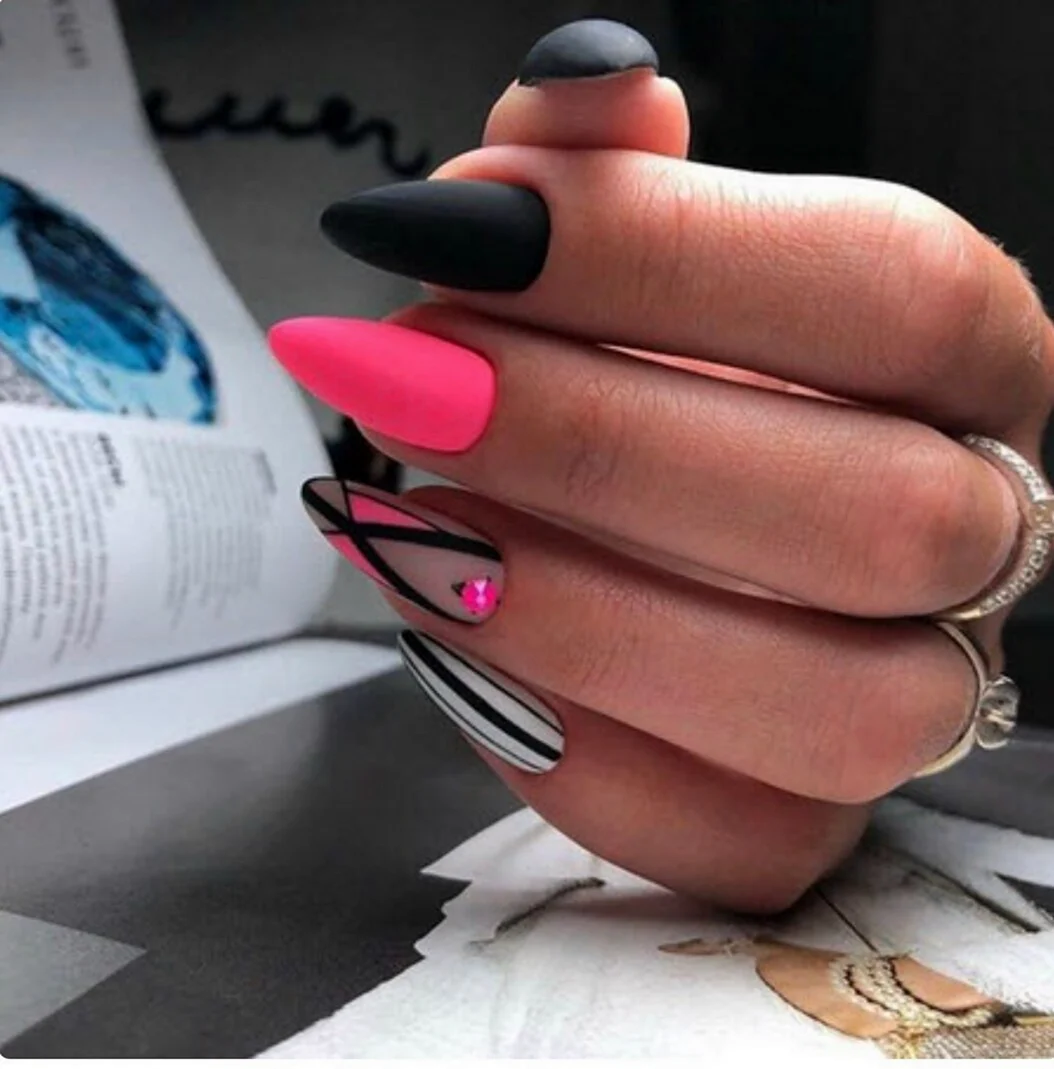Манікюр чорний з рожевим кольором.