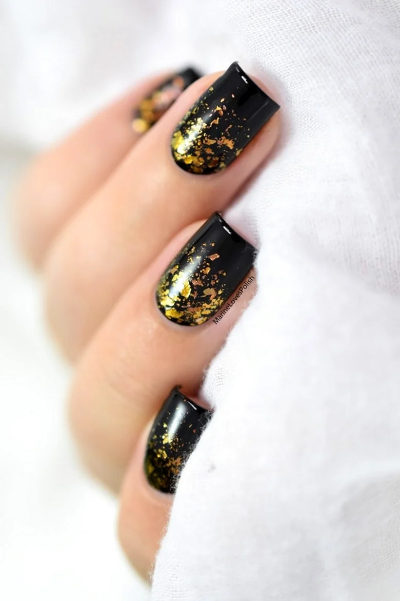 Чорний манікюр із фольгою