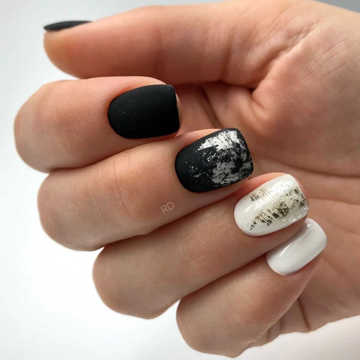 Чорний манікюр із фольгою