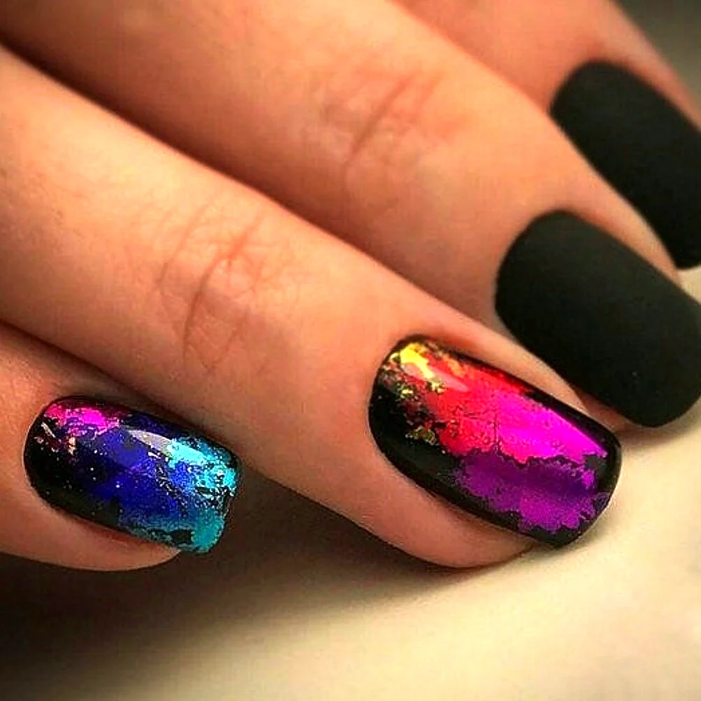 Манікюр із фольгою