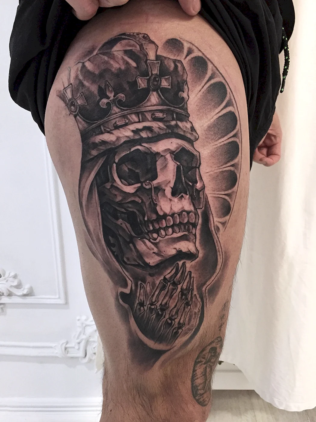 Тату чоловічі череп з короною