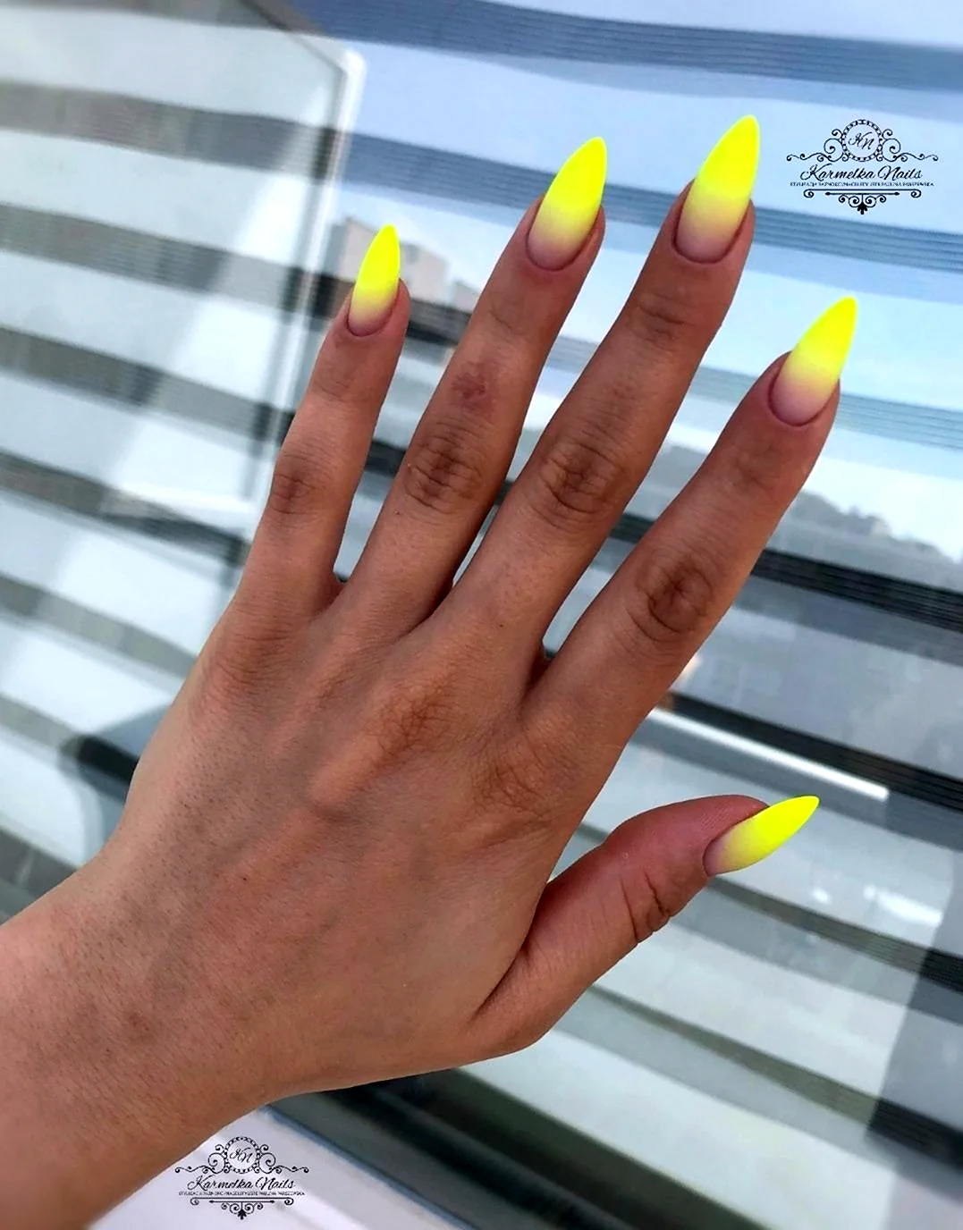 Неоовый делтыймаеикюр