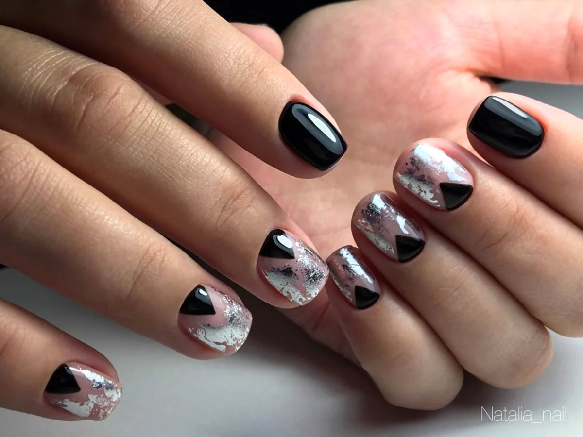 Чорний манікюр із фольгою
