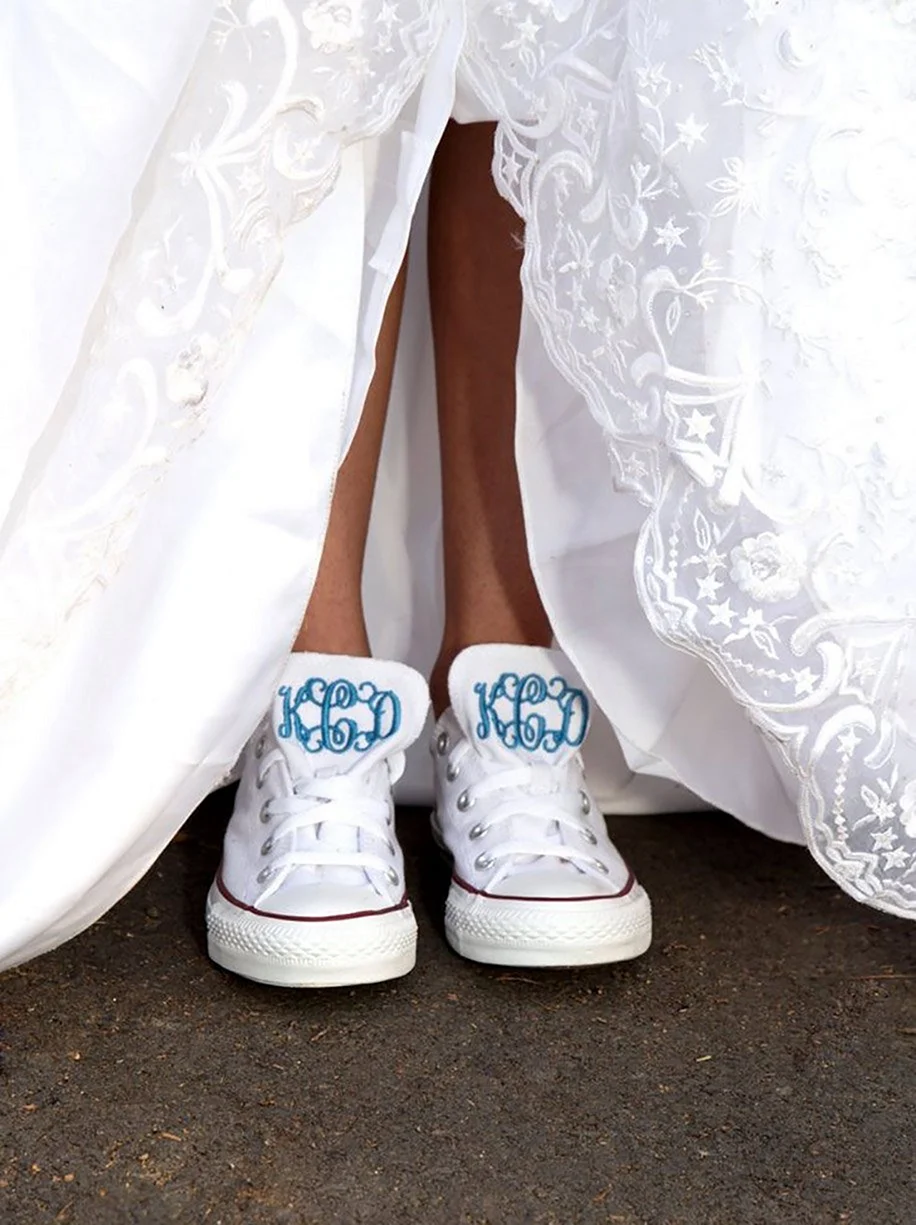 Весільна сукня під кросівки