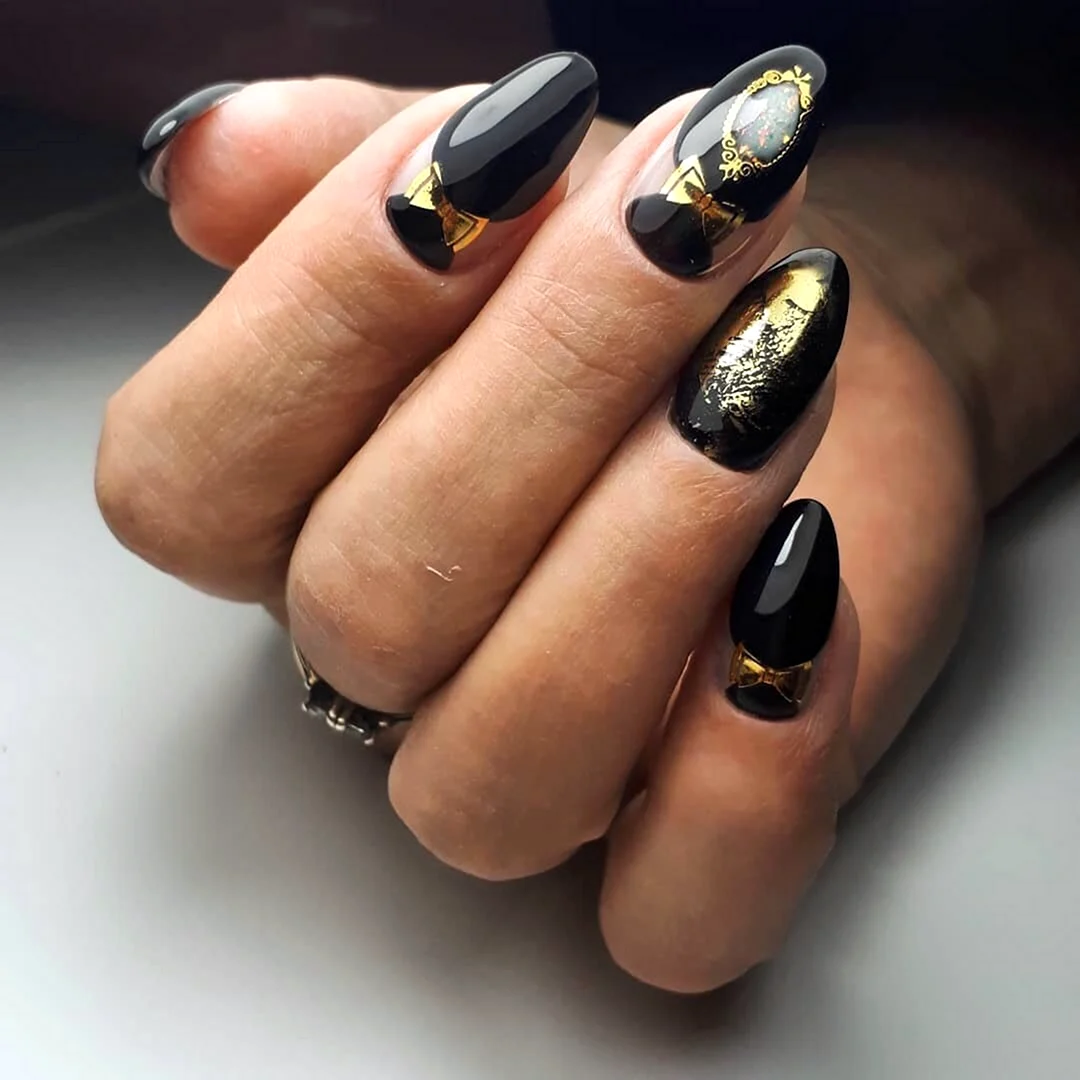 Чорний манікюр із золотом