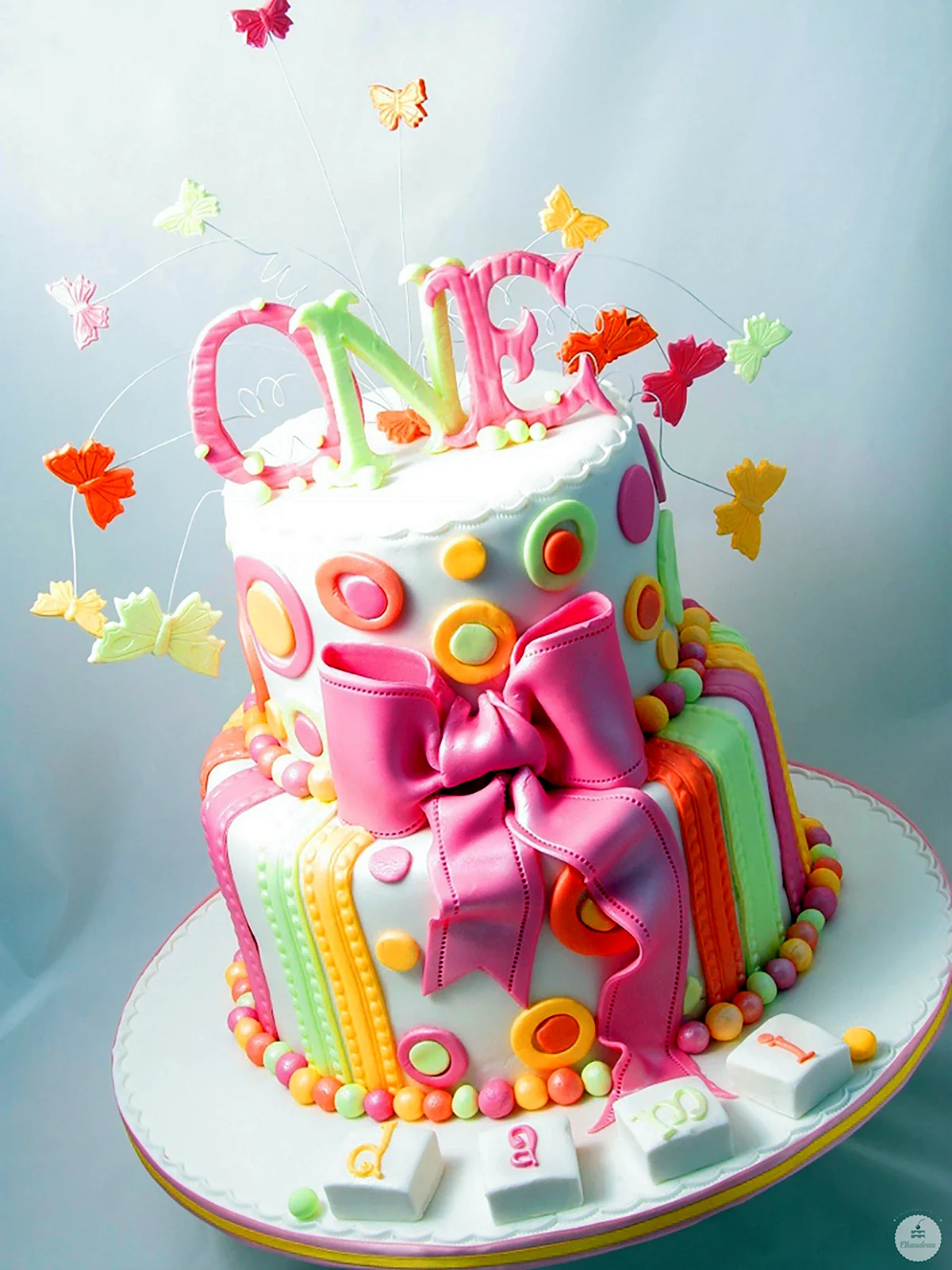 Двоярусний торт для дівчинки на 1 рік