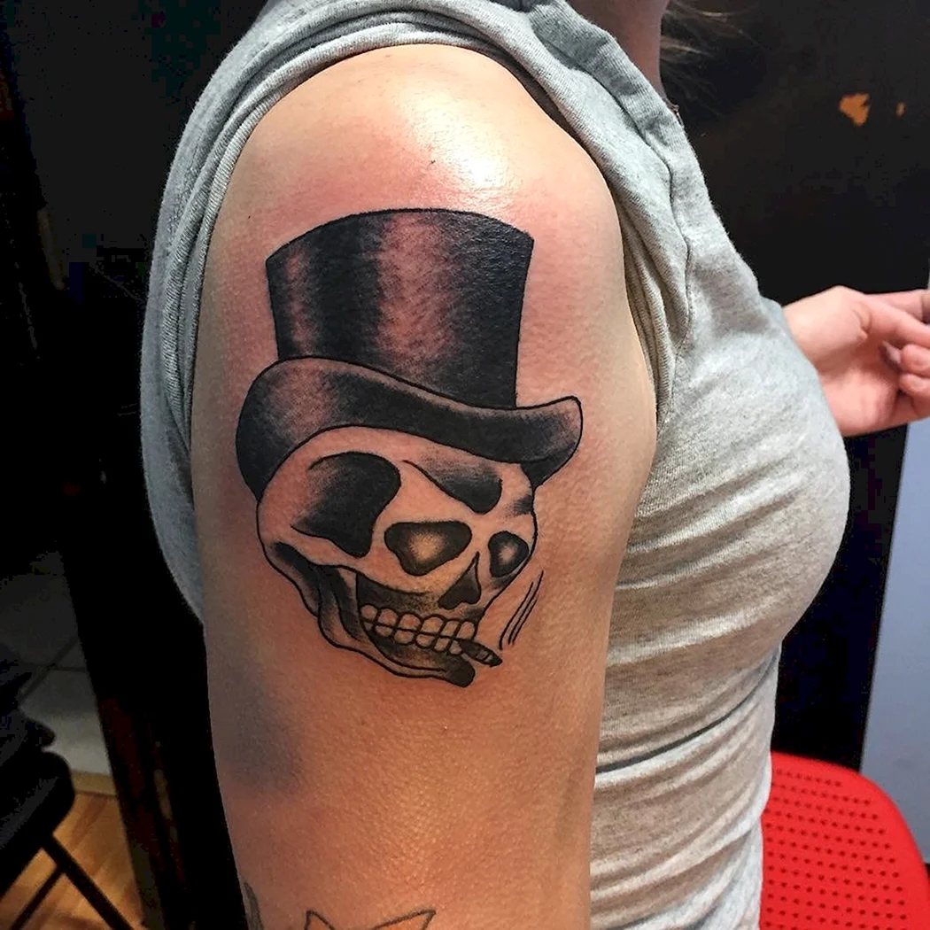 Тату череп у береті