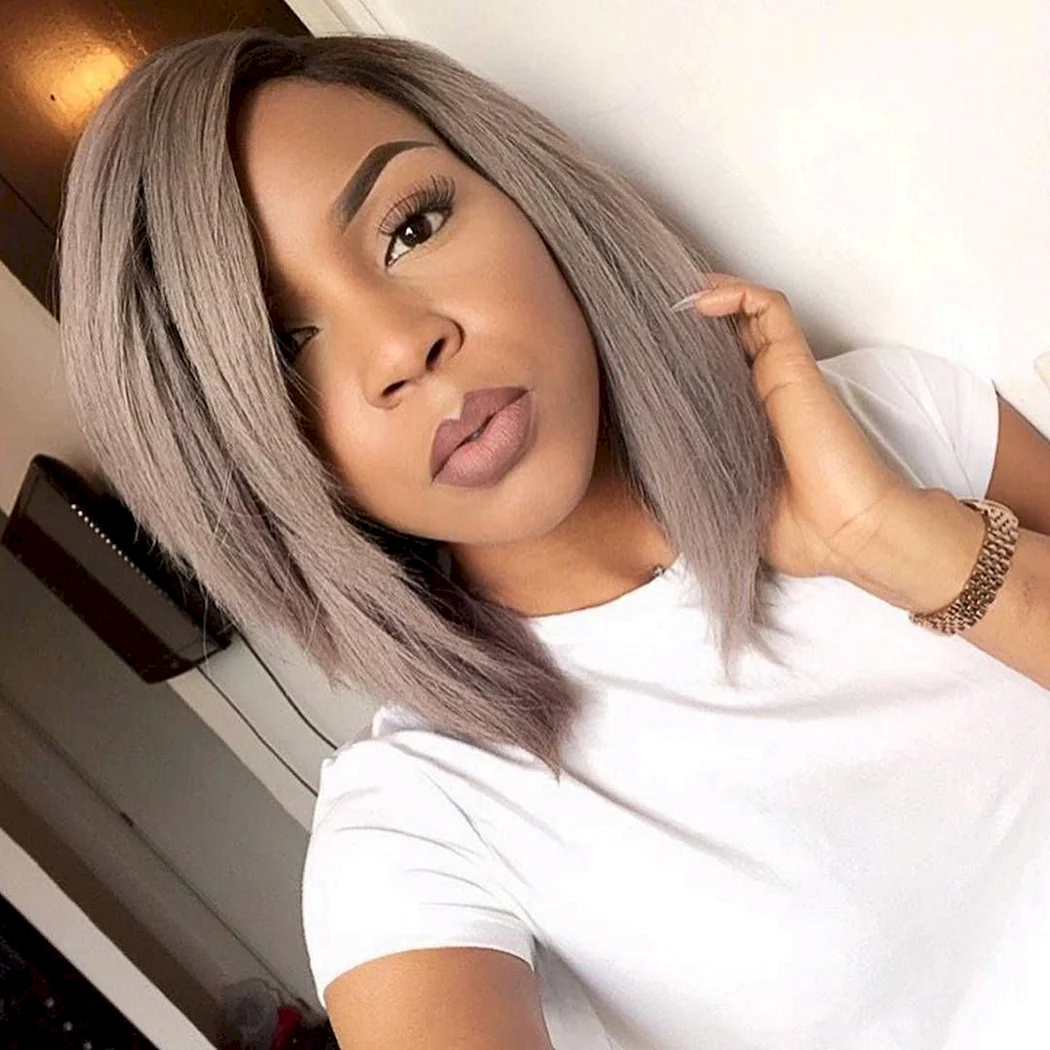 Смагляві дівчата зі світлим волоссям