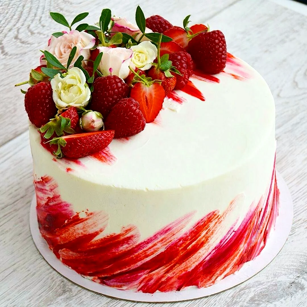 Бісквітний торт з кремом чиз і полуницею