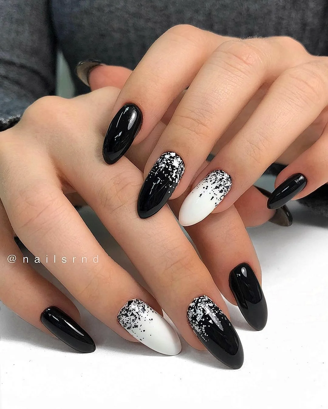 Чорний новорічний манікюр на довгі нігті.