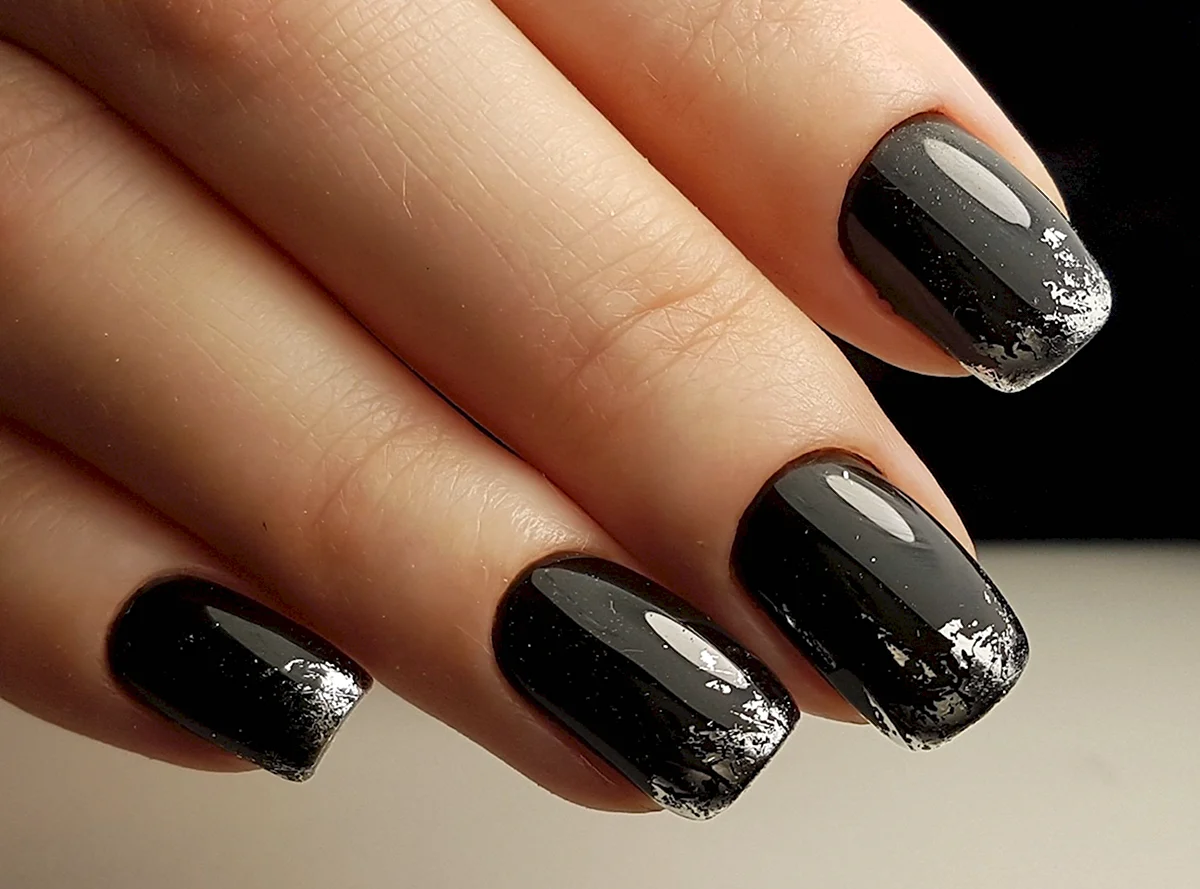 Чорний манікюр зі сріблом