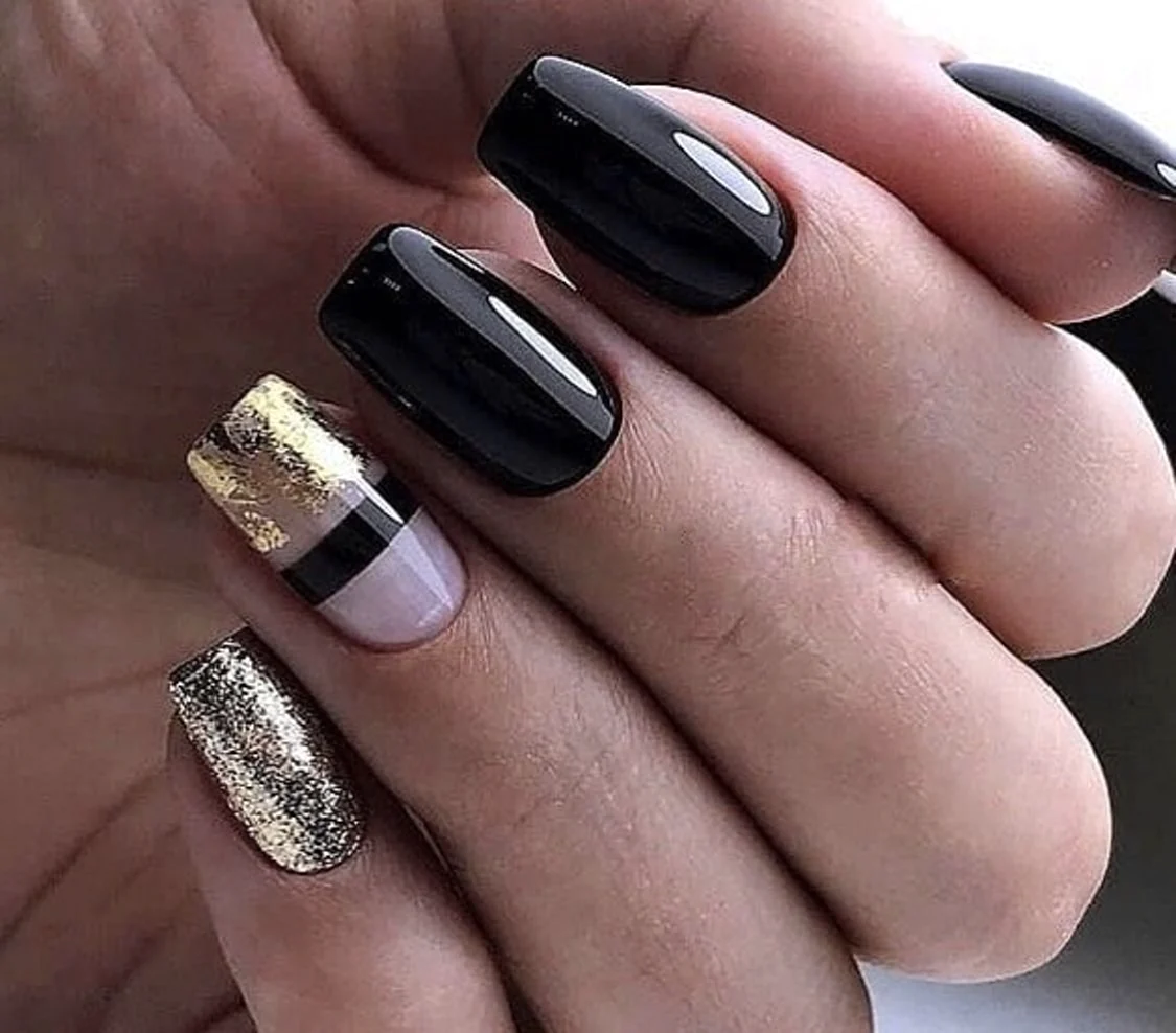 Чорний манікюр із фольгою