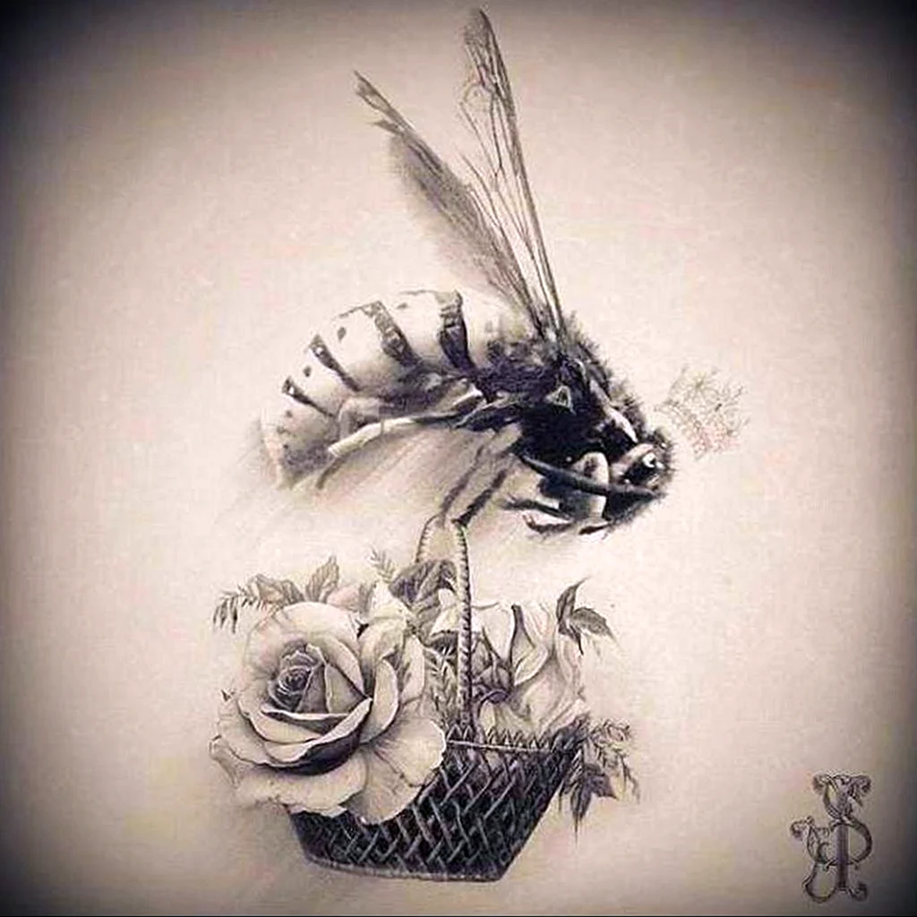 Тату пчела на цветке