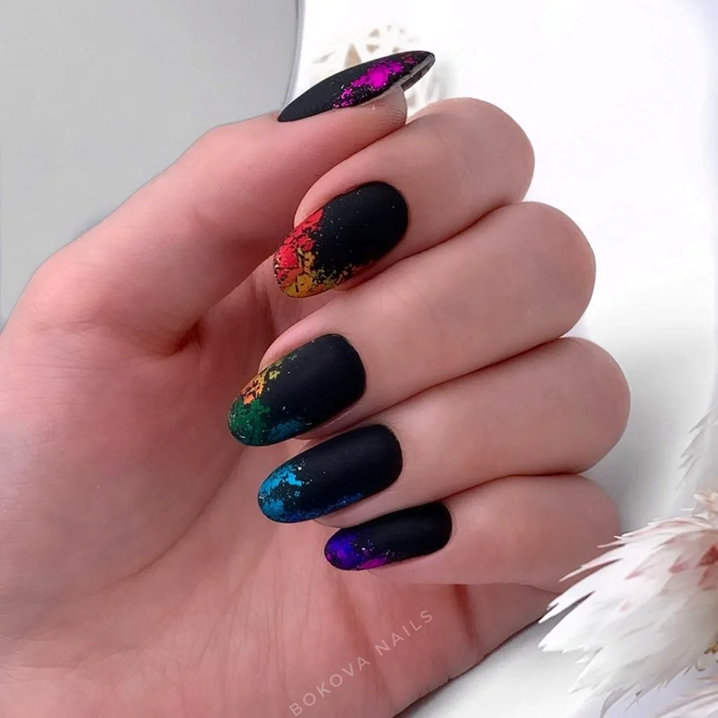 Чорні нігті з фольгою