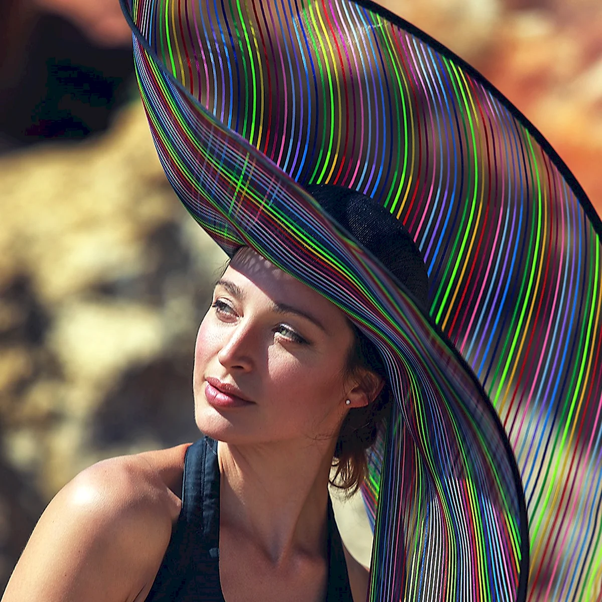 Рейчел в шляпе с большими полями