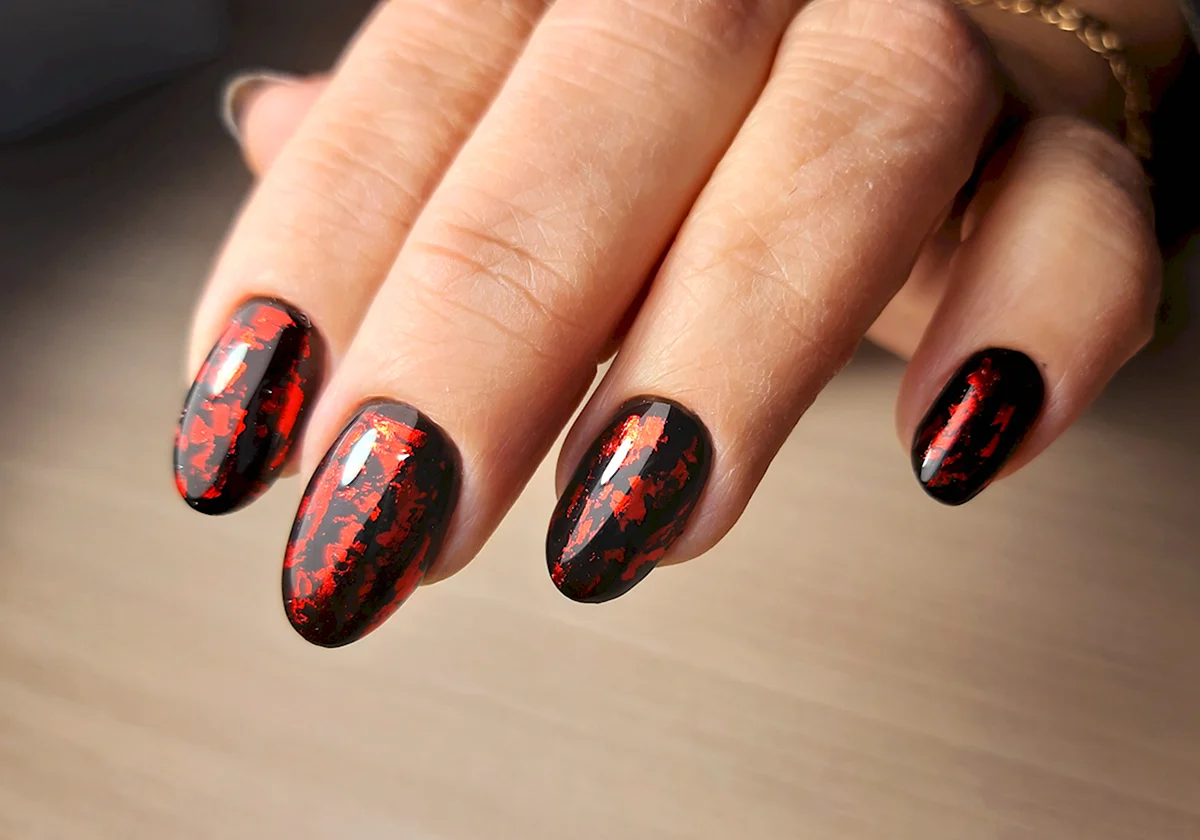 Червоний манікюр із фольгою