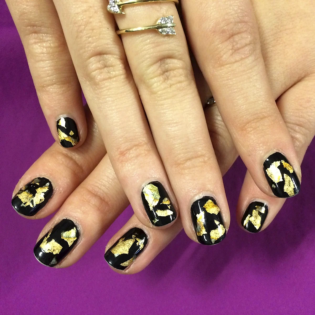 Чорний манікюр із фольгою