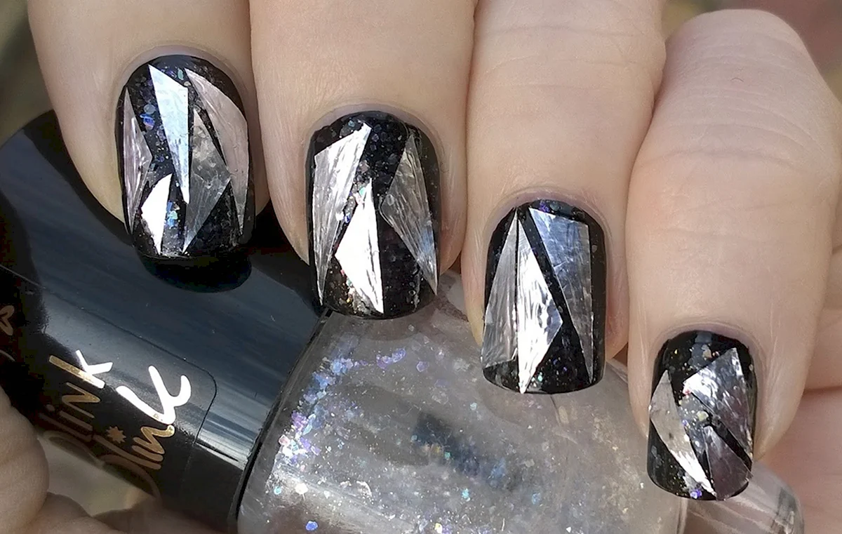 Чорний манікюр з фольгою срібло