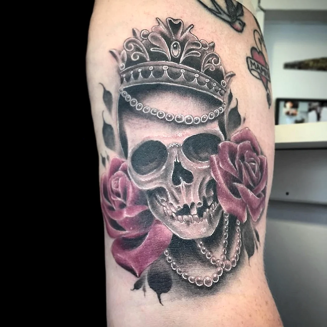 Тату чоловічі череп з короною