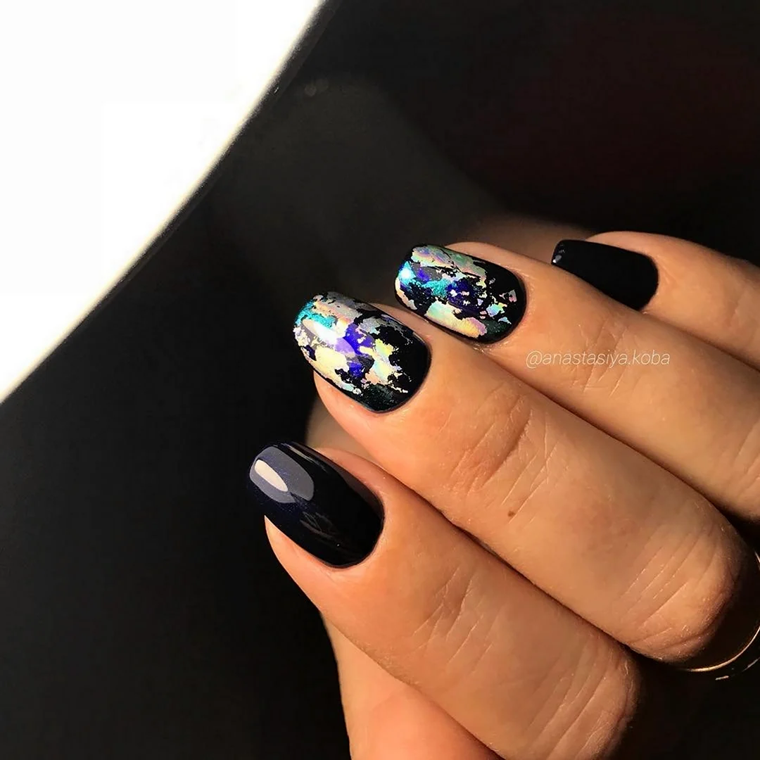 Чорні нігті з фольгою