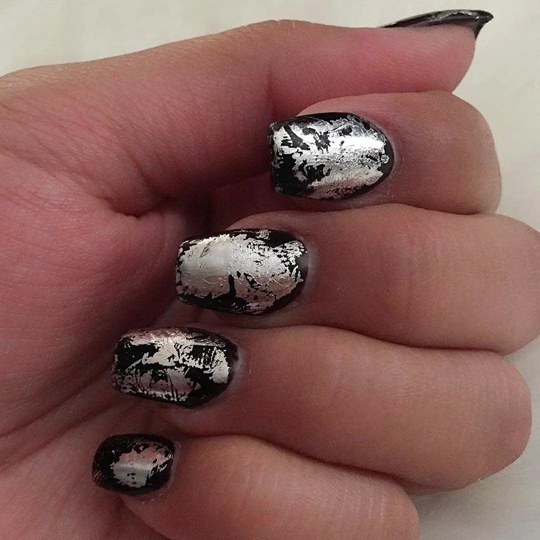 Манікюр із фольгою