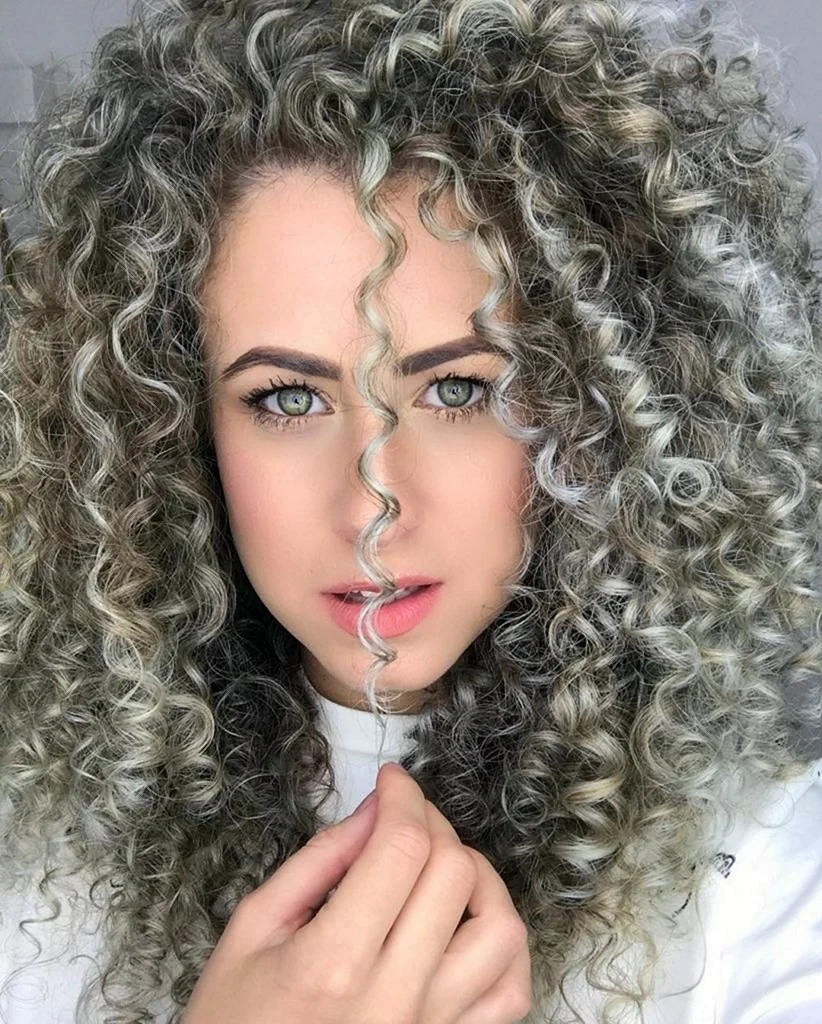 Ханна з кучерями