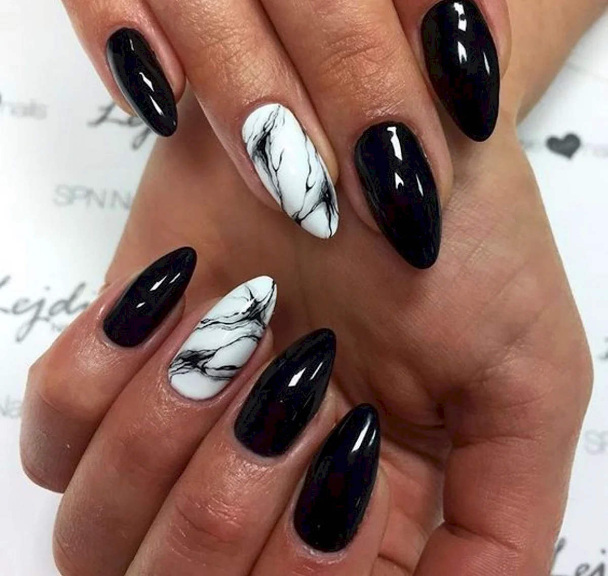 Чорний манікюр на овальні нігті