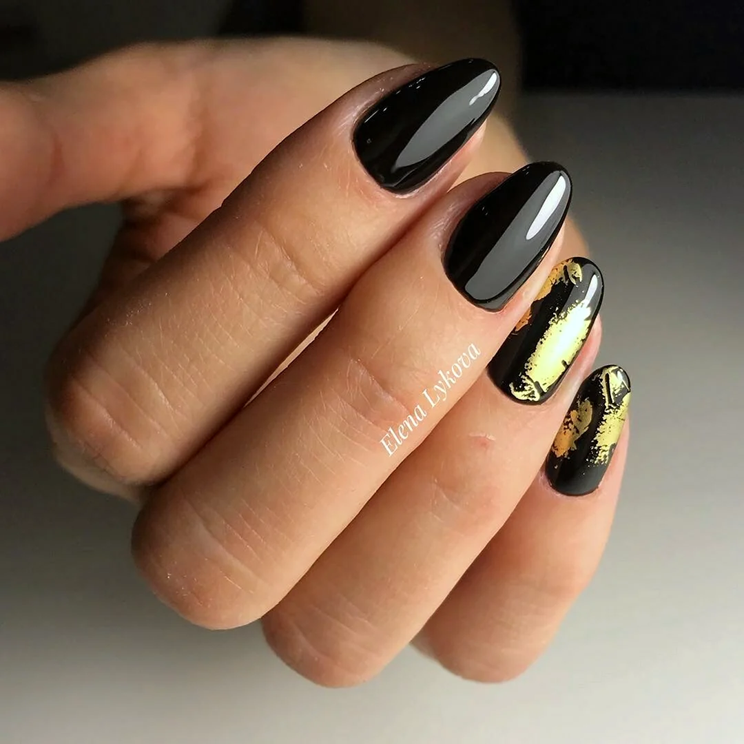 Манікюр із фольгою