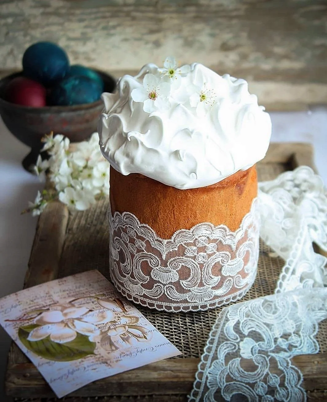 Паска з прикрасою Конвалії