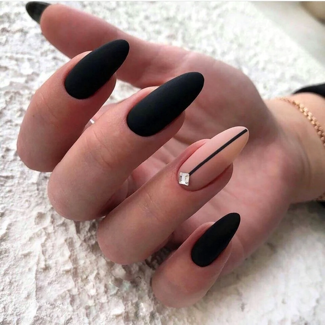 Нігті 2022 мигдаль чорні матові