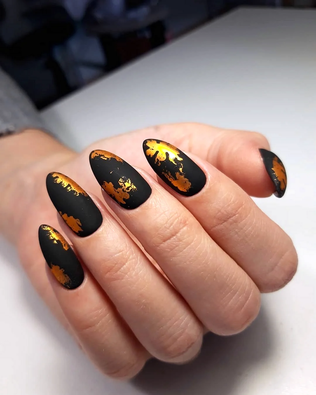 Матові нігті з фольгою