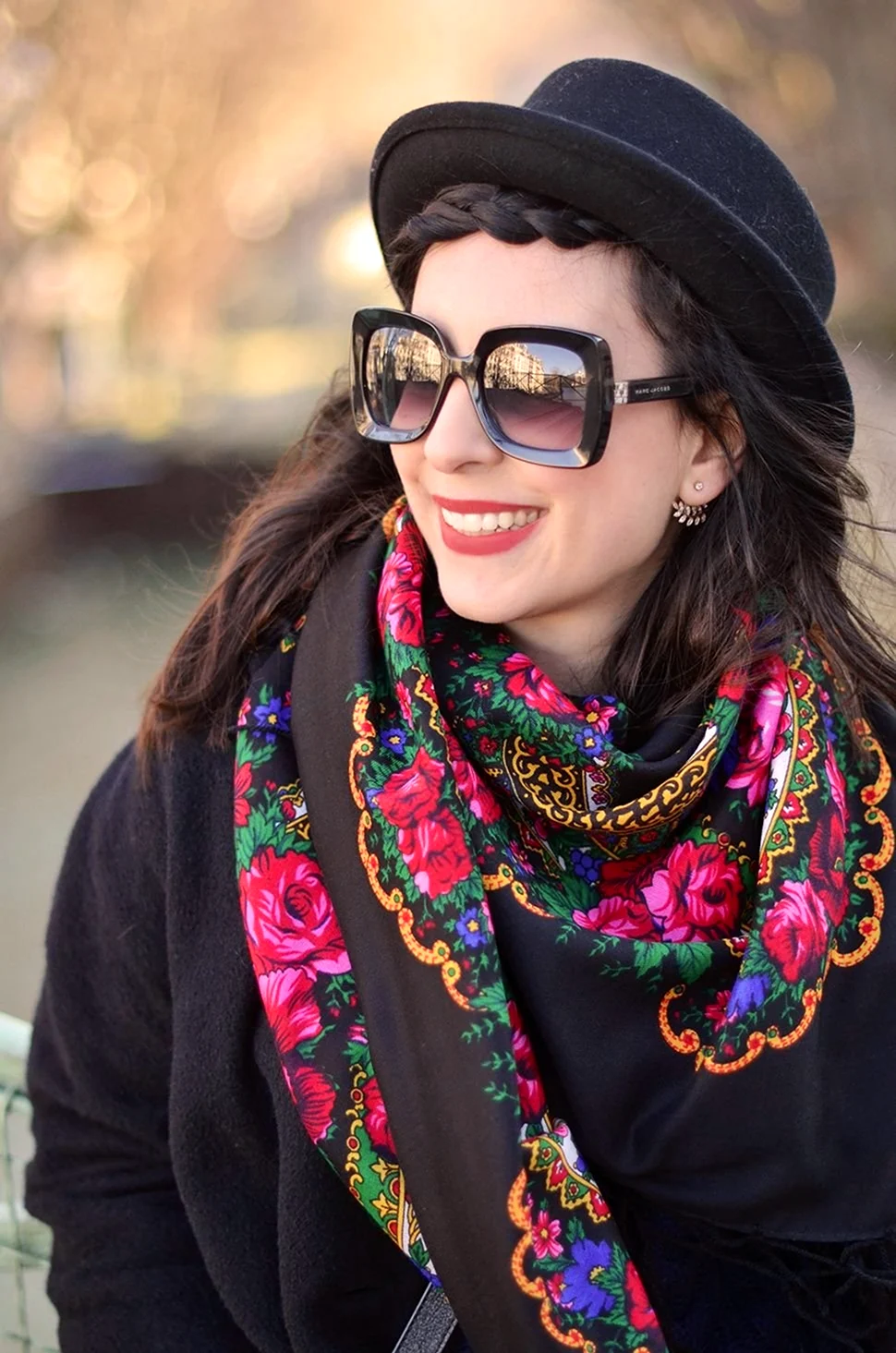 Образ із російською хусткою