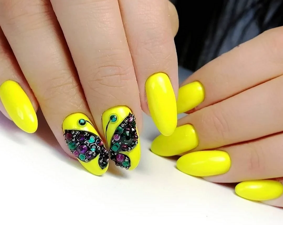 Яркий маникюр