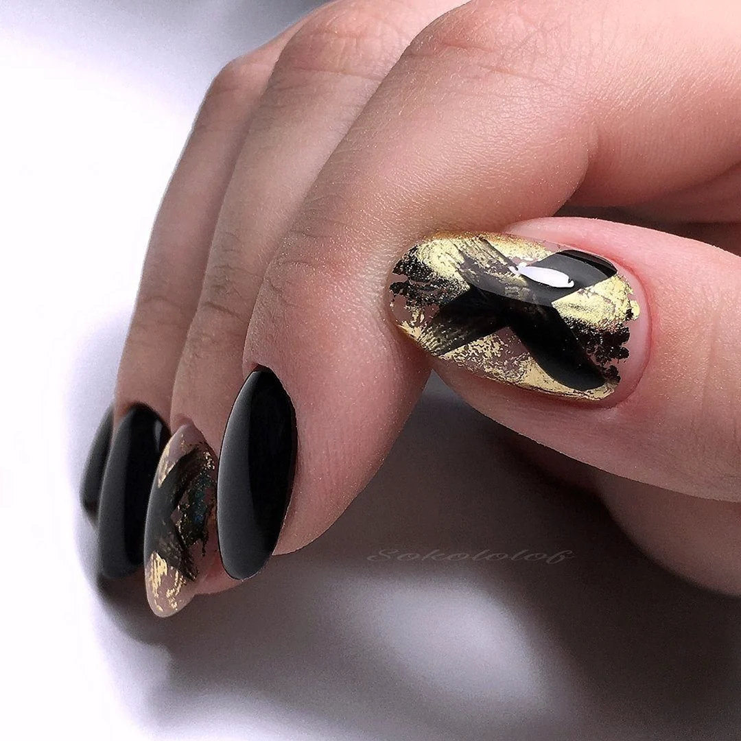 Чорний манікюр із фольгою