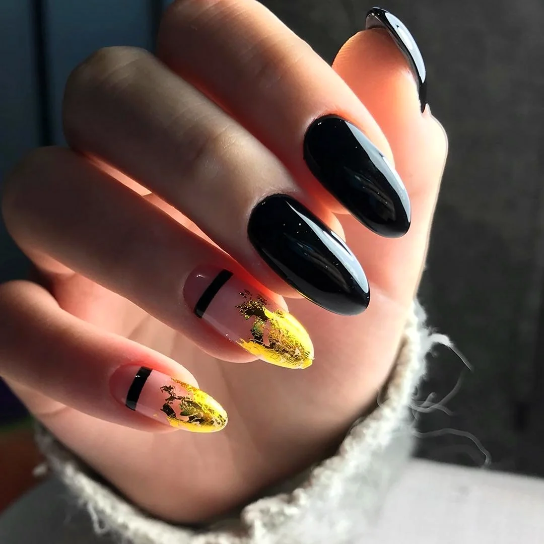 Чорні нігті з фольгою