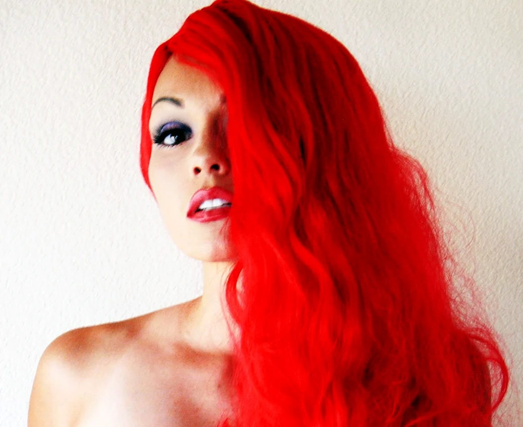 Ніколь Шіа з червоним волоссям