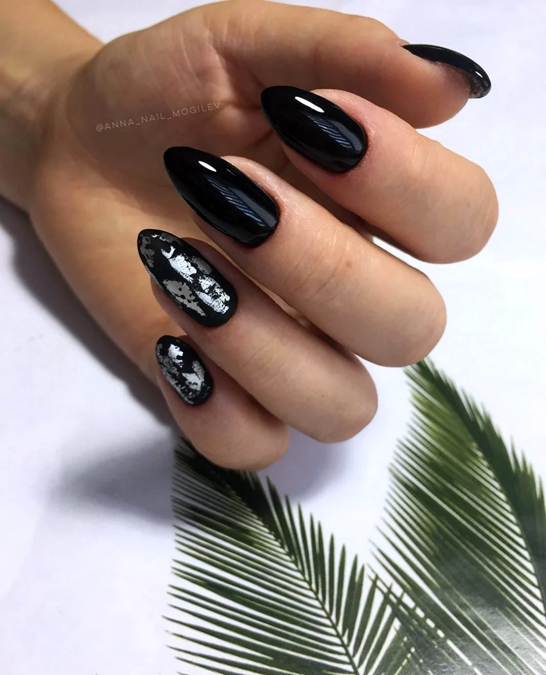 Чорні нігті з фольгою