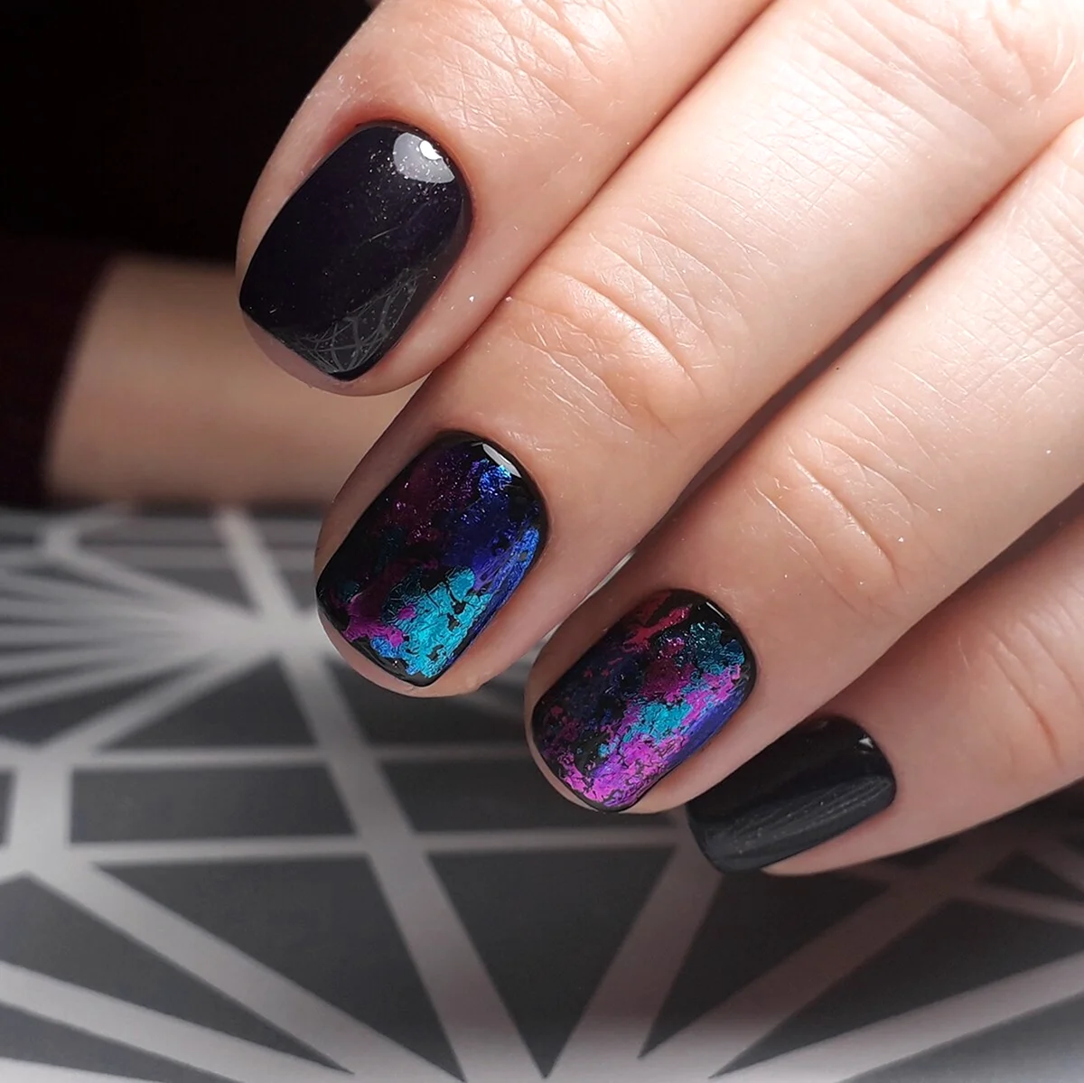 Чорний манікюр із фольгою