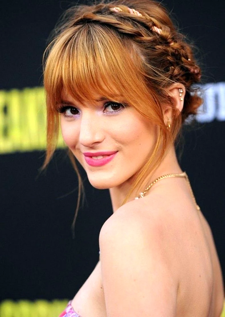 Белла Торн із чубчиком